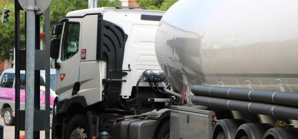 Ciężarówka ze zbiornikiem na ciecze