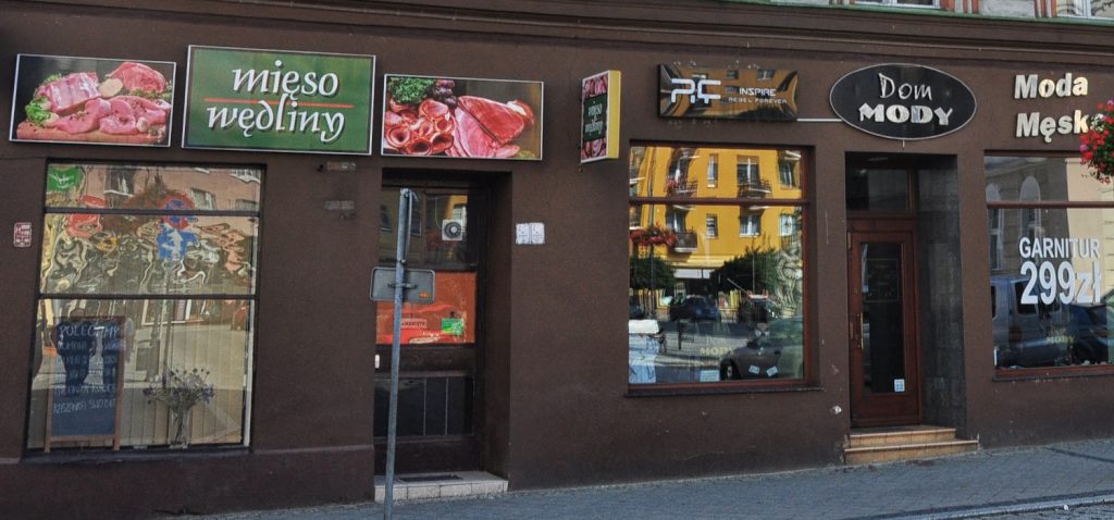 Witryny sklepów na parterze kamienicy