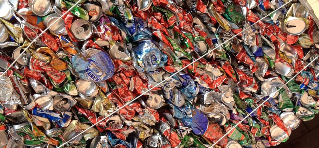 Sprasowane puszki aluminiowe po napojach