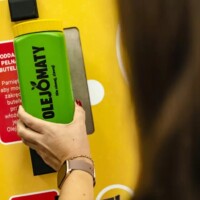 Wrzucanie zbiornika z olejem do olejomatu